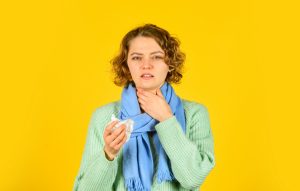 Pastylki na gardło leczą infekcję? Ten mit opóźnia leczenie